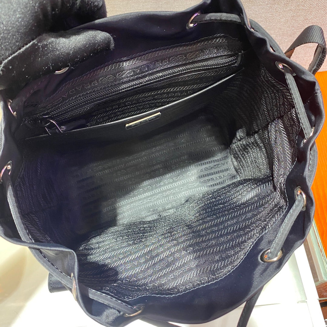 PRADA SMALL BACKPACK 28 IN BLACK PARACHUTE FABRIC