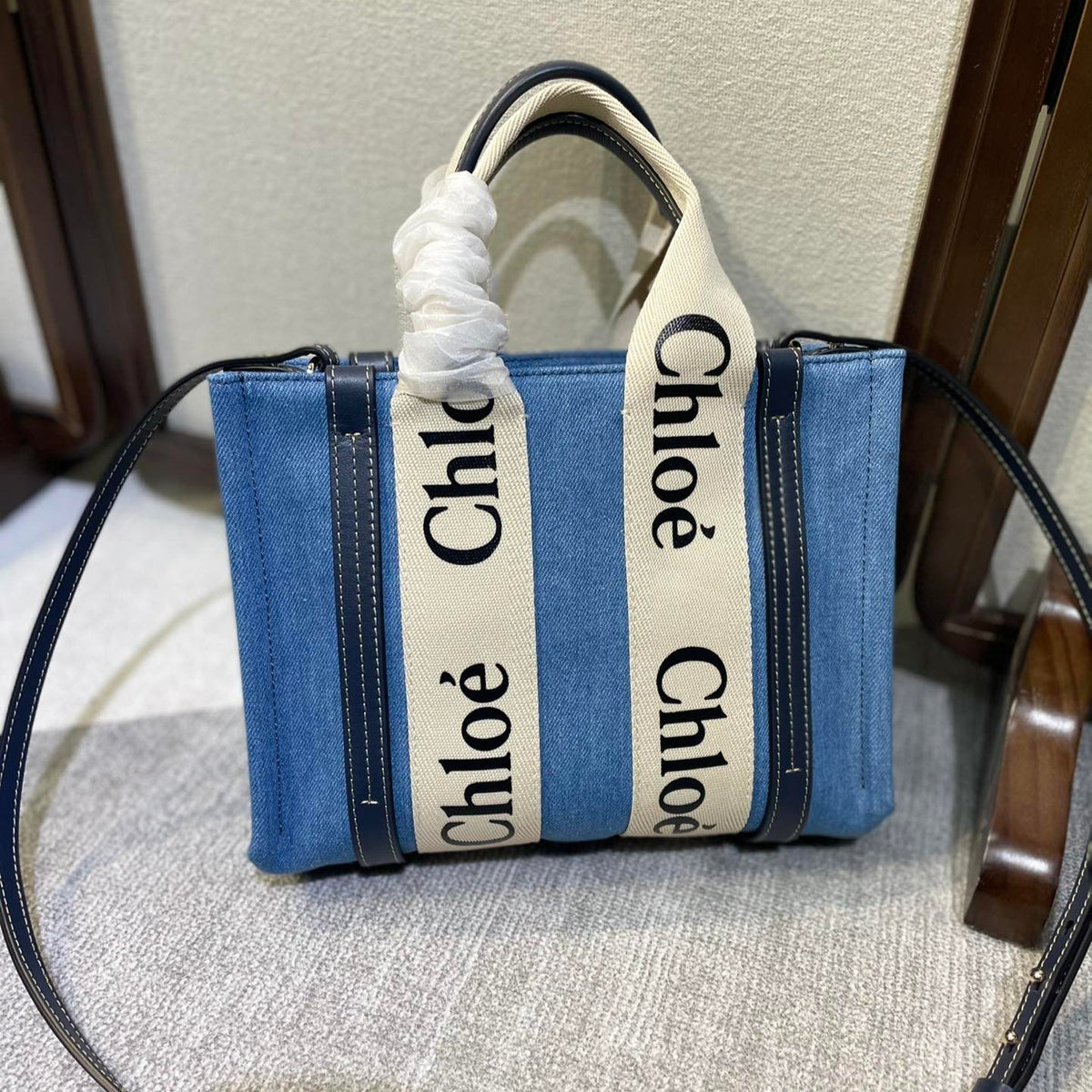 SMALL STRAP WOODY TOTE BAG 26.5 IN BLUE DENIM CANVAS DARK BLUE CALFSKIN