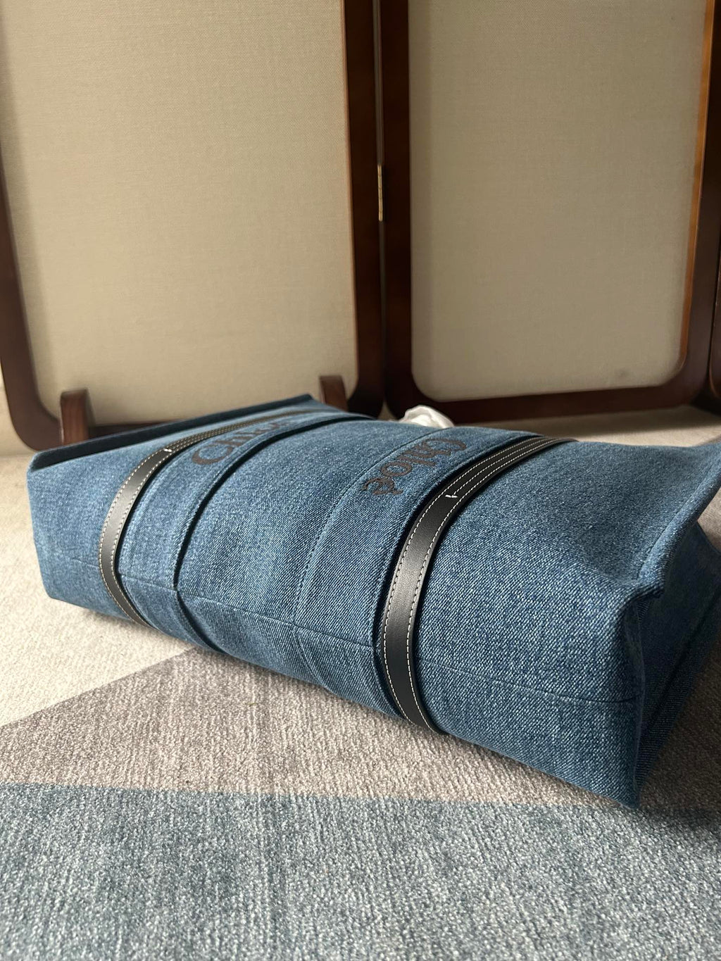 LAGRE WOODY TOTE BAG 45 IN BLUE DENIM BLACK CALFSKIN