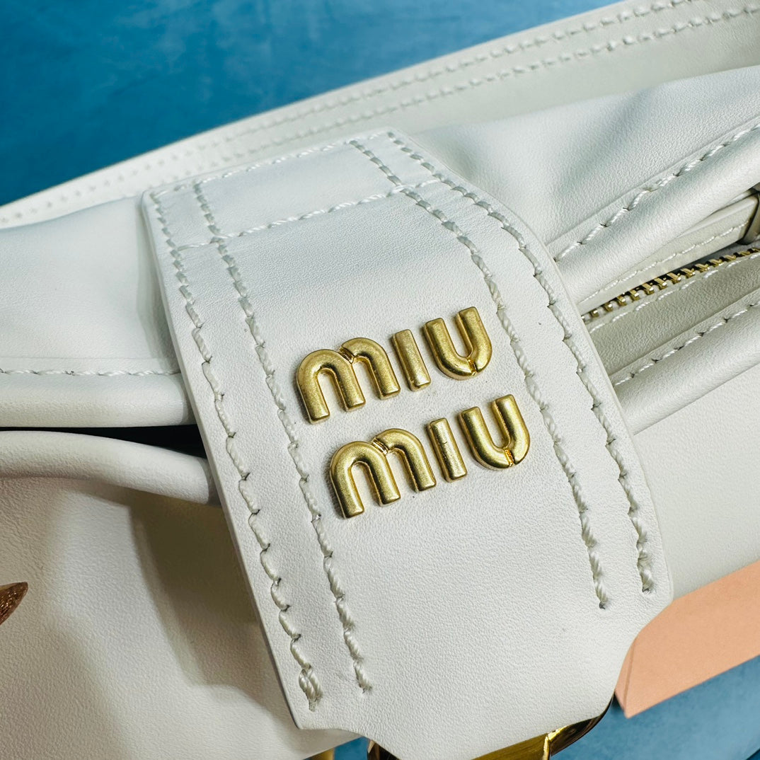 SHOULDER BAG 33 IN WHITE CALFSKIN GOLD HARDWARE