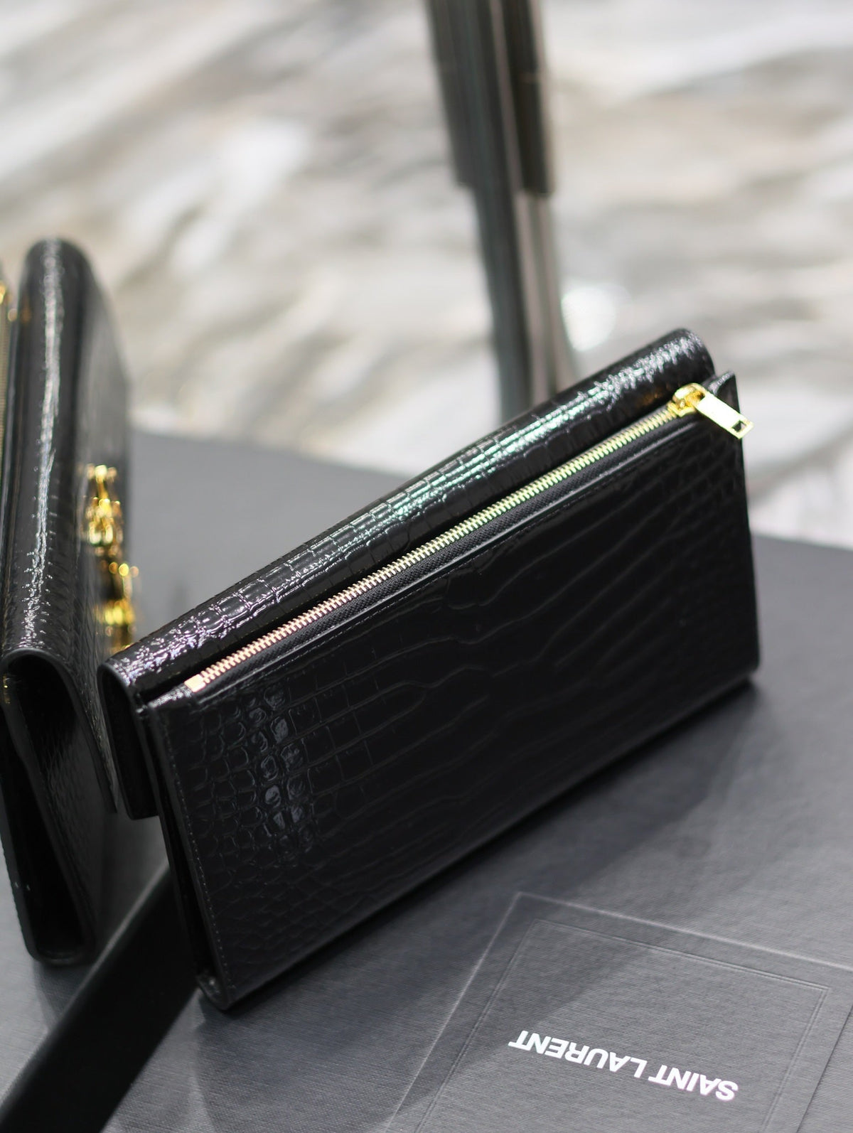 UPTOWN WALLET 21 IN BLACK CROCODILE PATTERN CALFSKIN GOLD LOGO