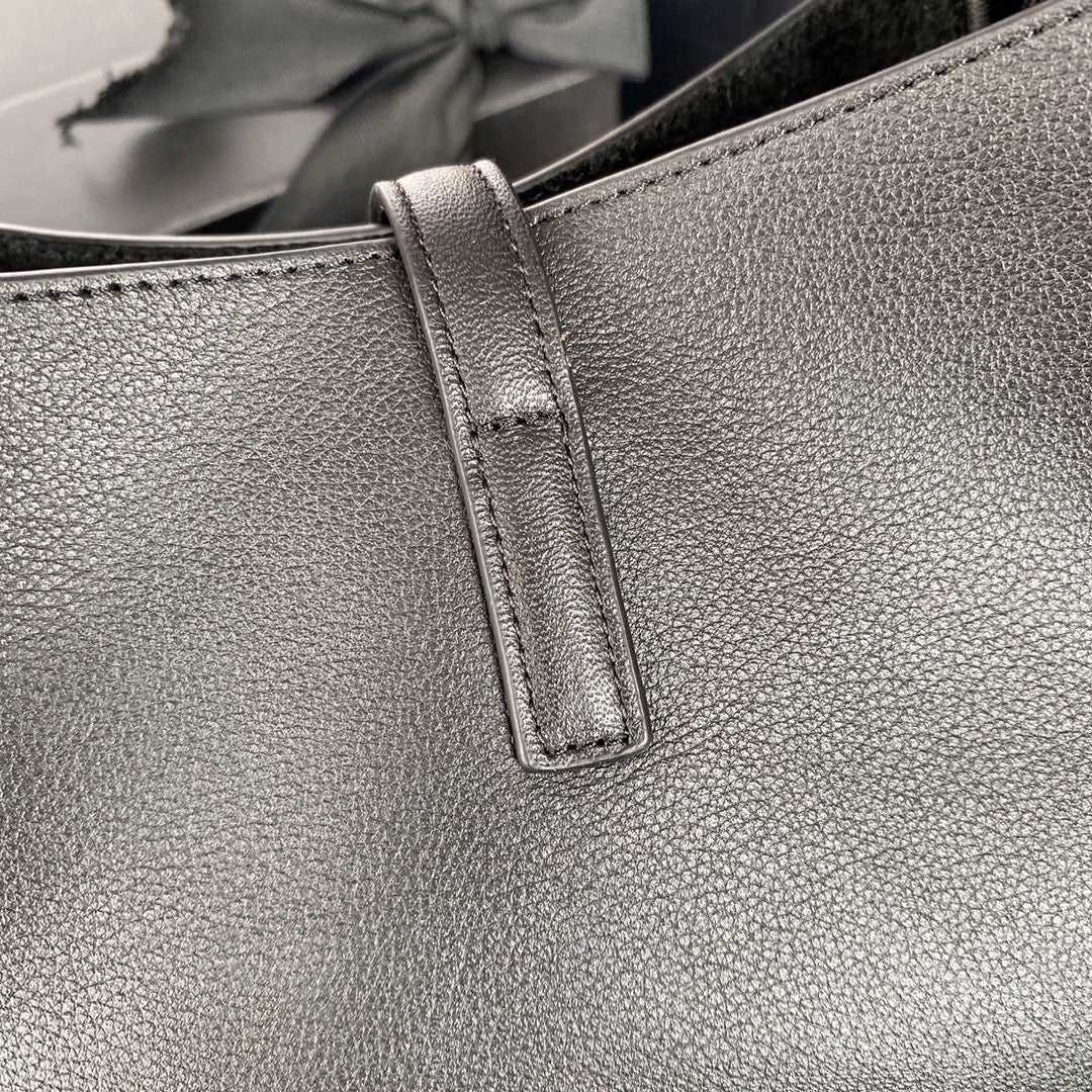 LE 5 À 7 SMALL SUPPLE 23 IN GRAY LAMBSKIN GOLD BUCKLE