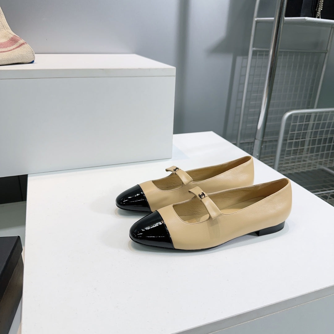 CHANEL FLAT MARY JANE SHOES 25S IN BEIGE LAMBSKIN MIX BLACK GLOSSY WITH BOW