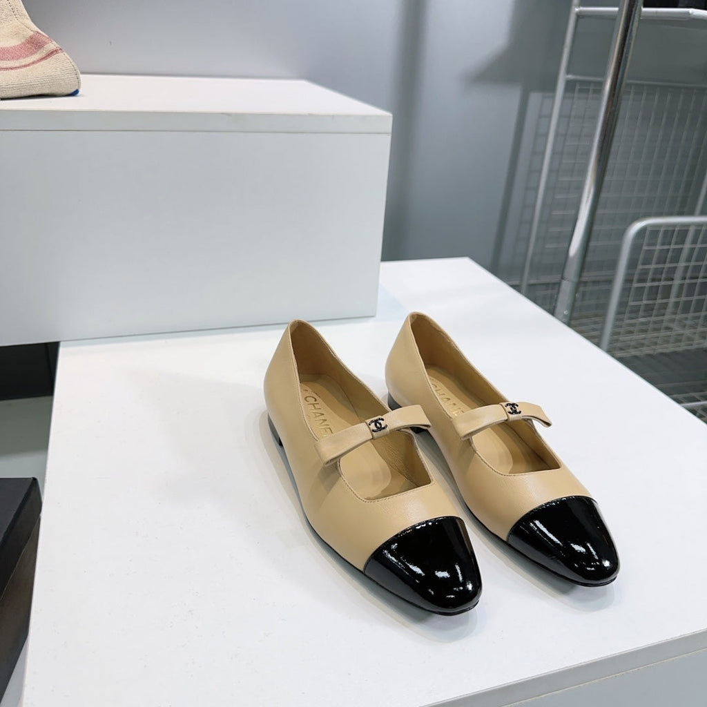 CHANEL FLAT MARY JANE SHOES 25S IN BEIGE LAMBSKIN MIX BLACK GLOSSY WITH BOW