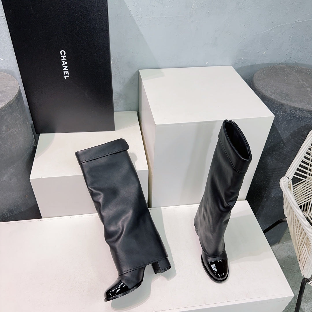 CHANEL HEELED KNEE-HIGH BOOTS 25S 85 MM IN BLACK LAMBSKIN WITH GOLD HARDWARE