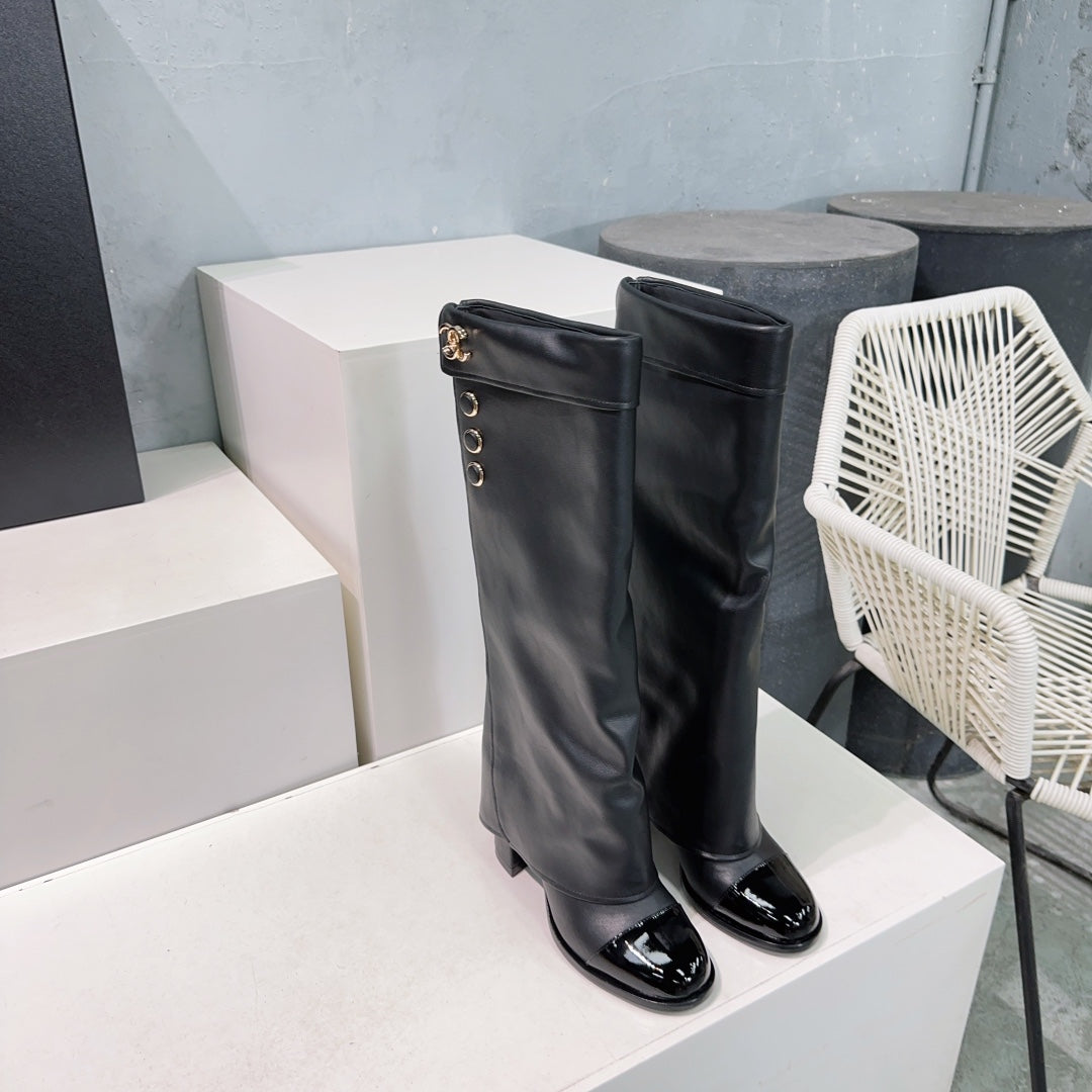 CHANEL HEELED KNEE-HIGH BOOTS 25S 85 MM IN BLACK LAMBSKIN WITH GOLD HARDWARE