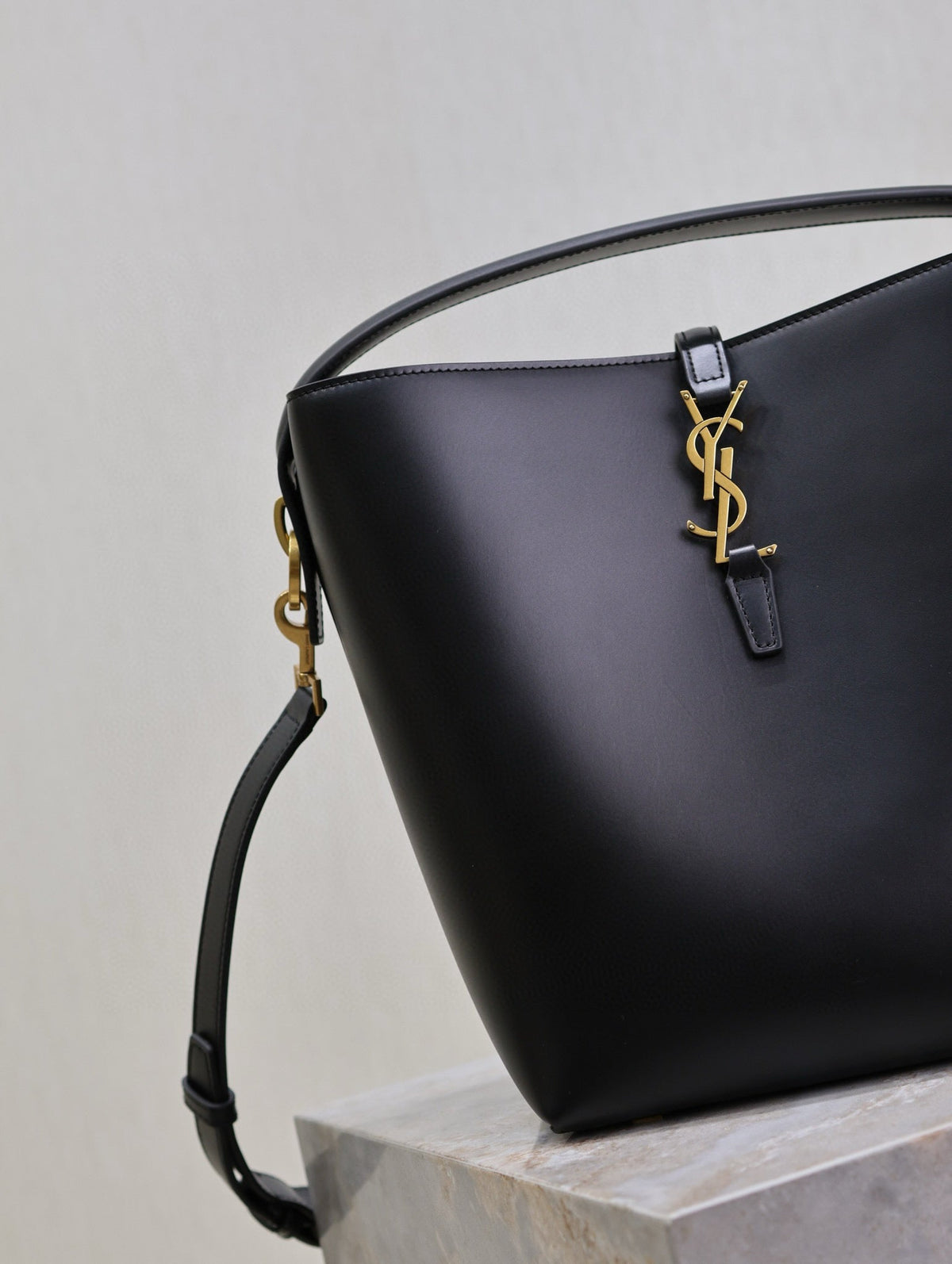 LE 37 MEDIUM BUCKET BAG 26 IN BLACK CALFSKIN GOLD HARDWARE