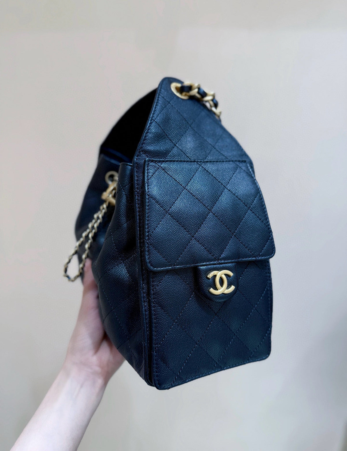 CHANEL 25 HANDBAG IN BLACK 30 GRAINED CALFSKIN GOLD HARDWARE