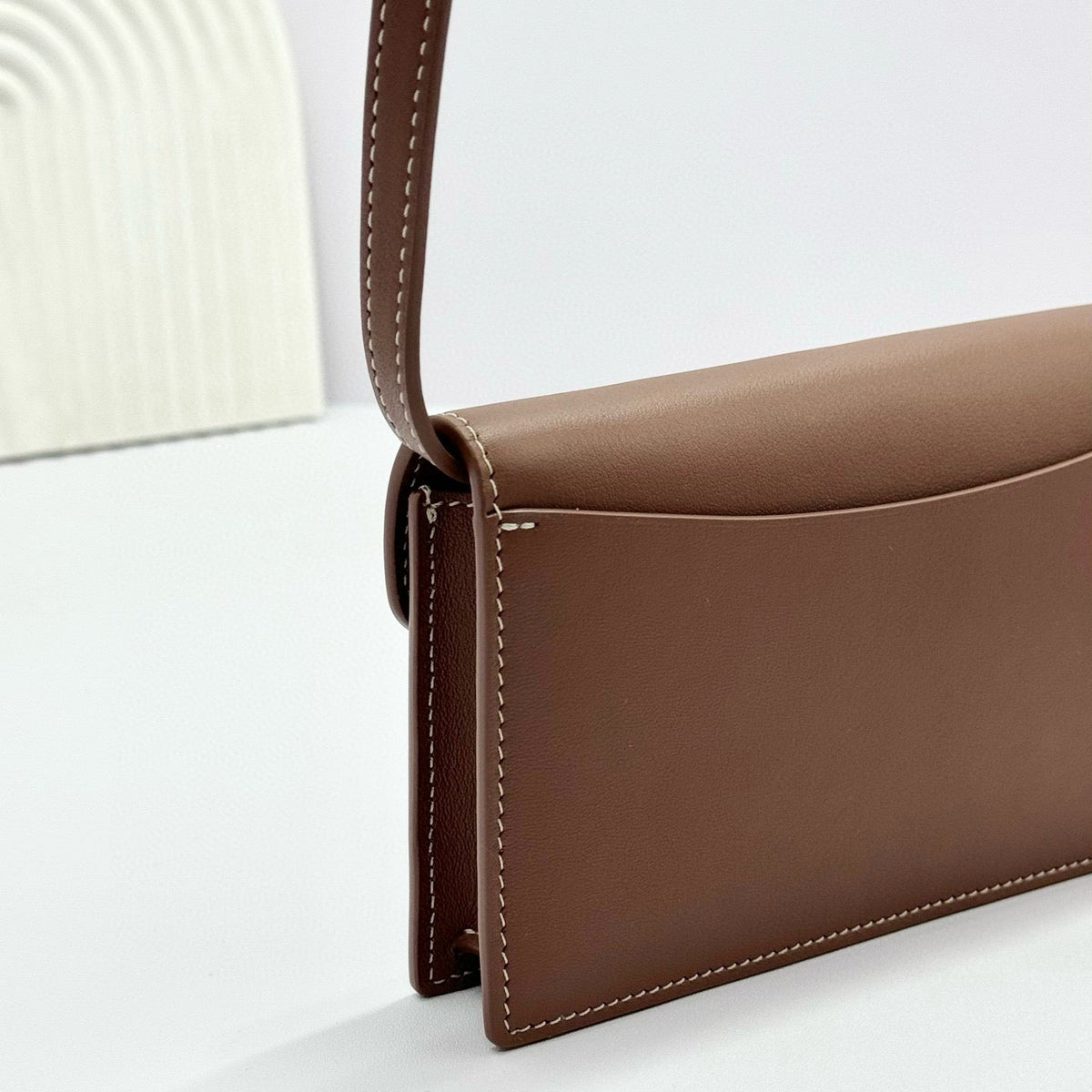 EXTRA POCHETTE 18 IN CARAMEL SUGAR CALFSKIN GOLD HARDWARE