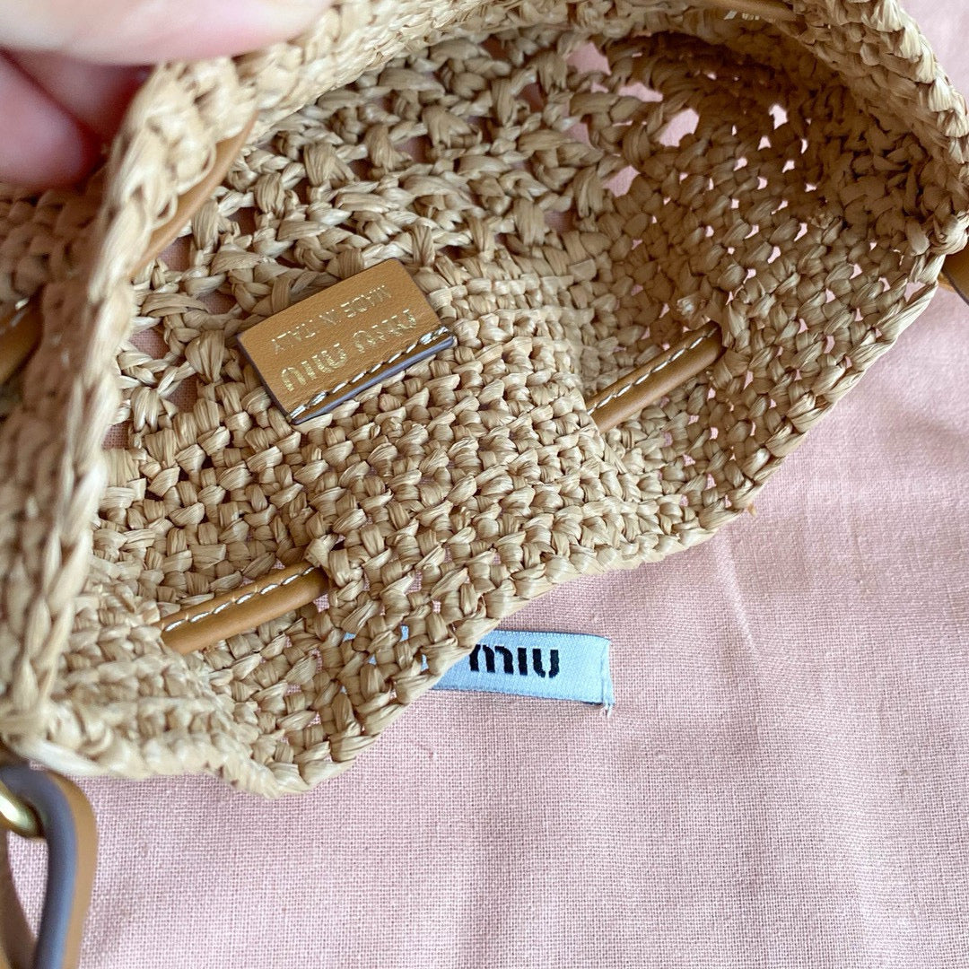 WANDER BUCKET BAG 23 IN NATURAL RAFFIA WITH LEATHER TRIM