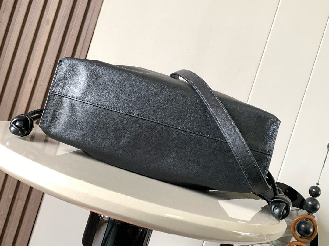 LOE MEDIUM 30 FLAMENCO KNOT IN BLACK LAMBSKIN GLOGO