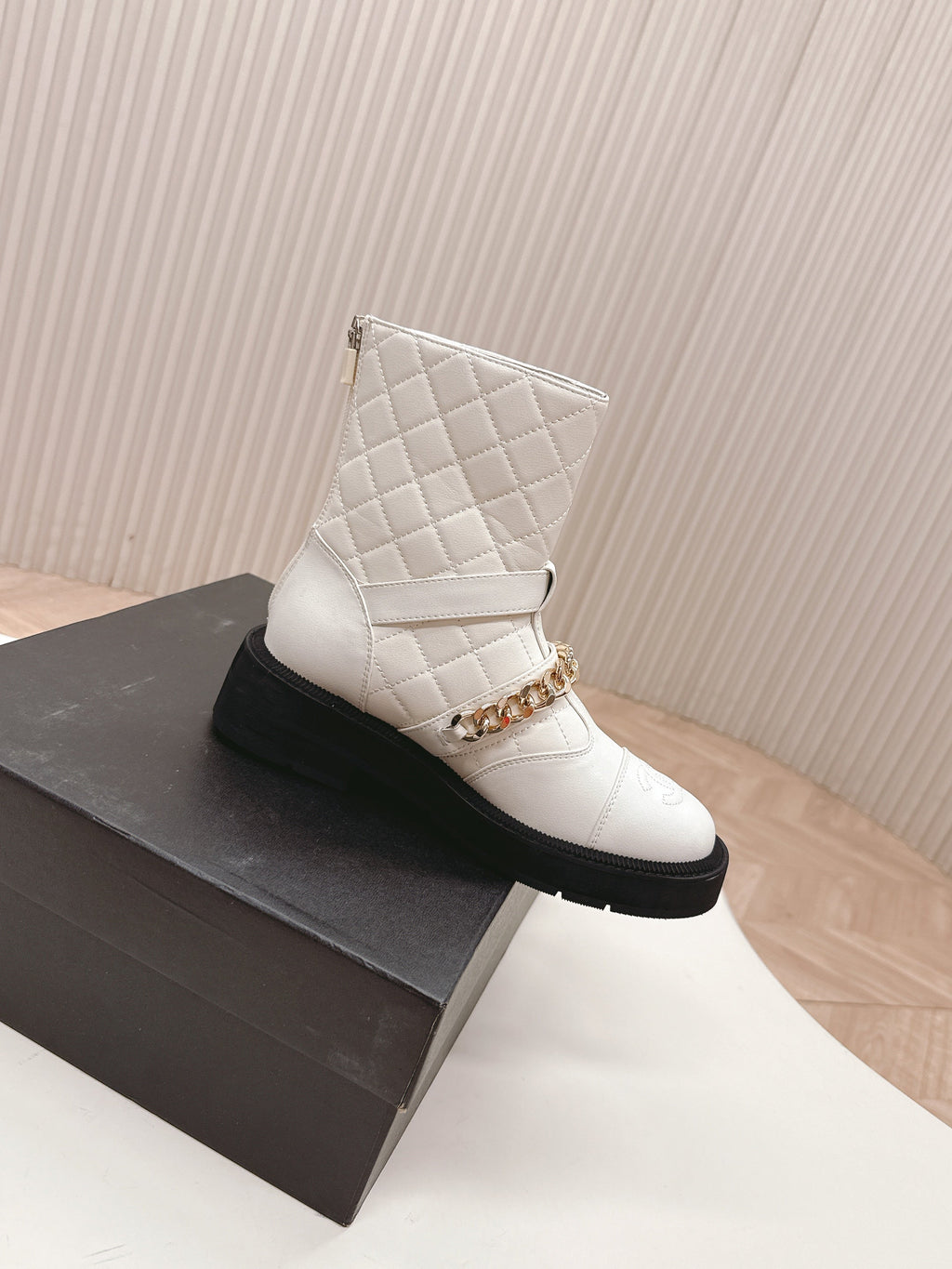 CHANEL ANKLE BOOTS 25S IN WHITE LAMBSKIN WITH GOLD HARDWARE