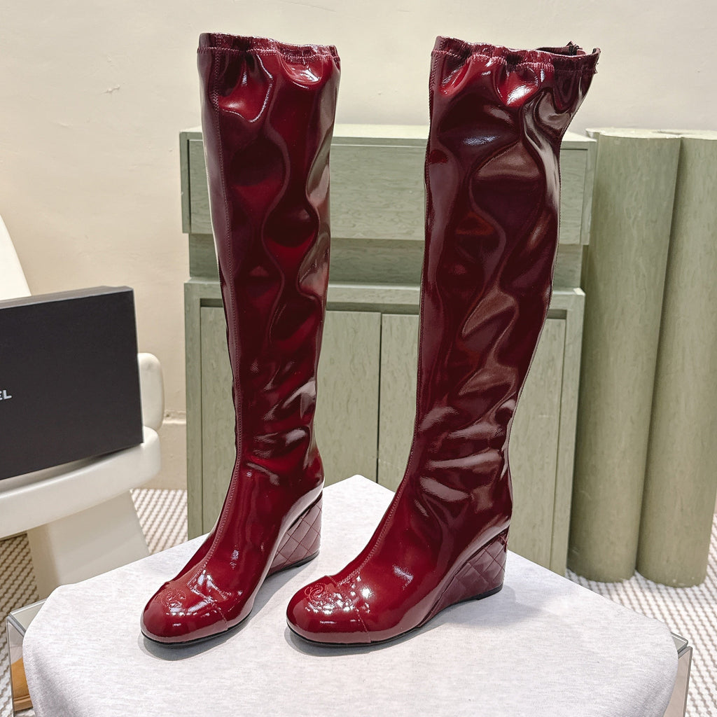 CHANEL 25S KNEE-HIGH BOOTS 60MM IN BURGUNDY PATENT CALFSKIN WEDGE HEELS