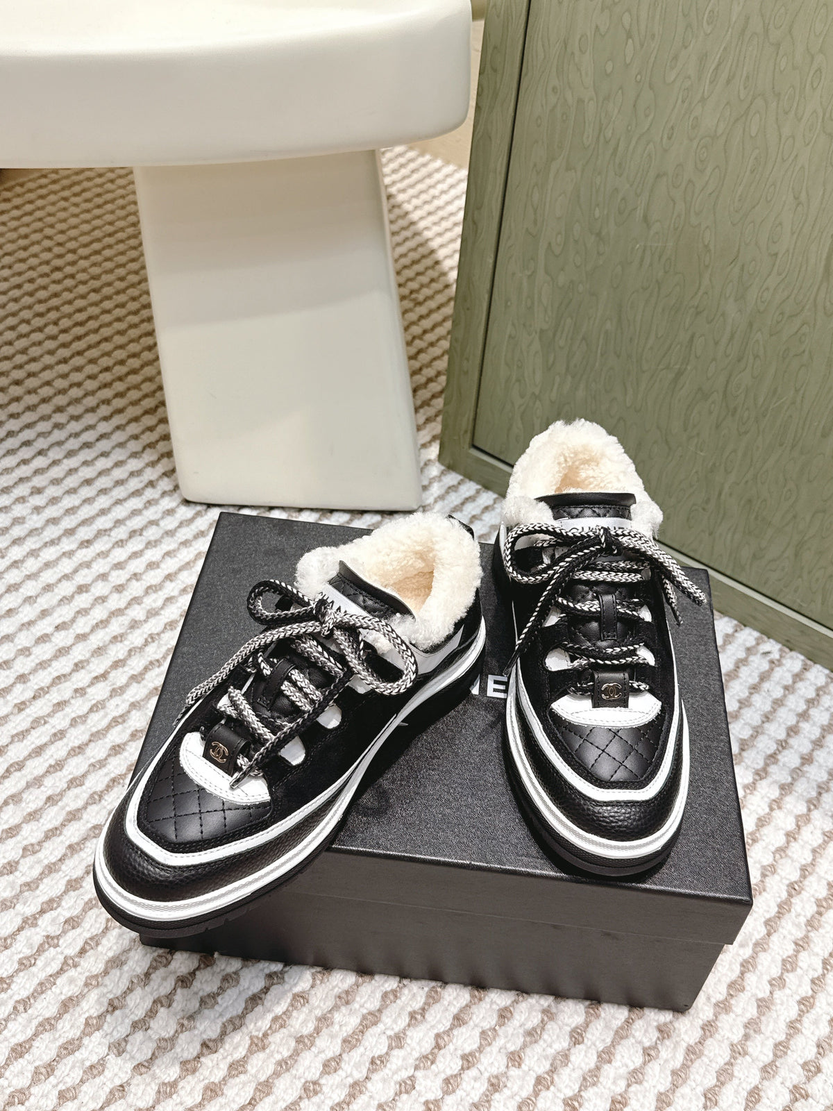 CHANEL 25S THICK-SOLE SNEAKERS IN BLACK AND WHITE CALFSKIN WITH FUR LINING