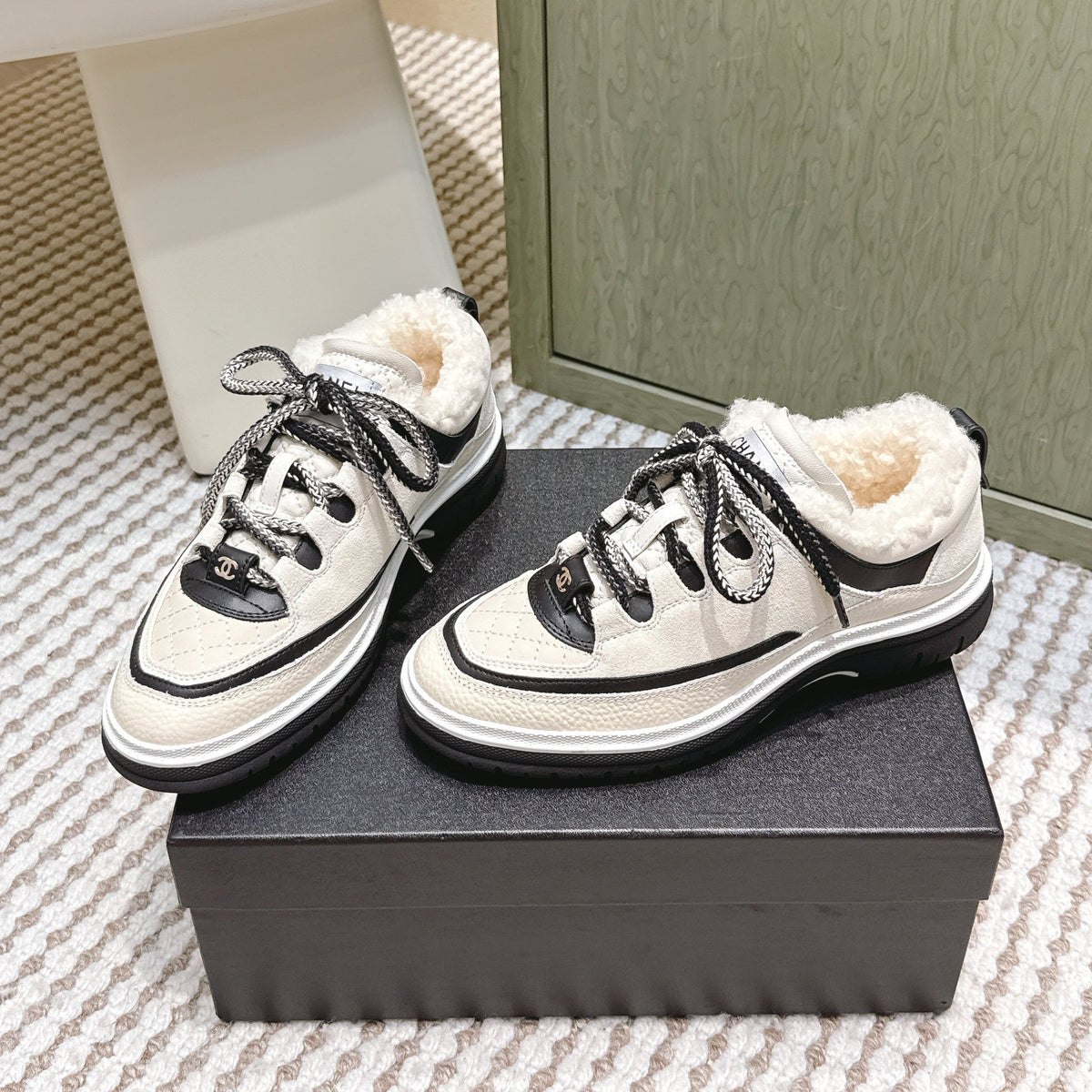 CHANEL 25S THICK-SOLE SNEAKERS IN WHITE AND BLACK CALFSKIN WITH FUR LINING