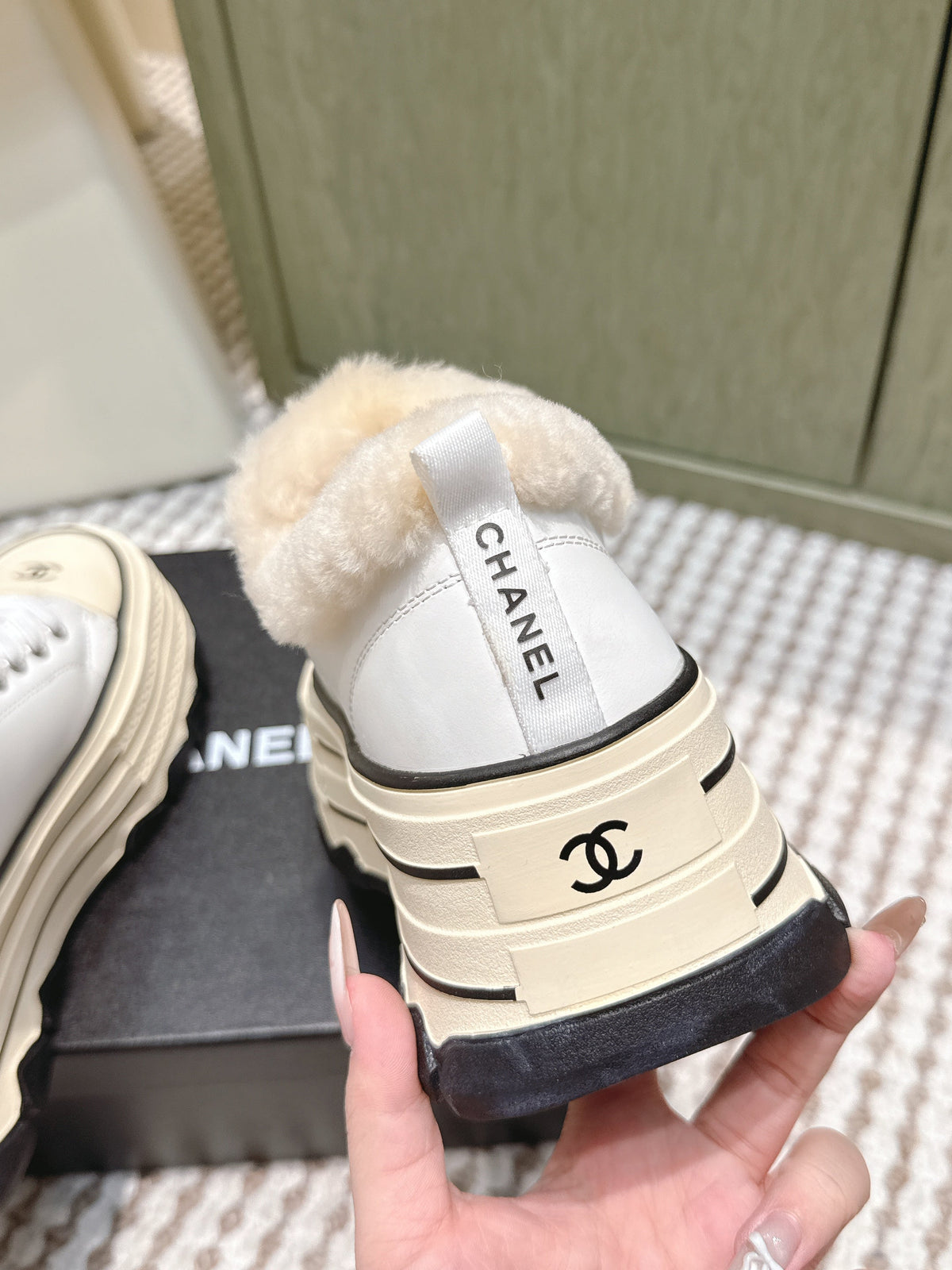 CHANEL 25S THICK-SOLE SNEAKERS 60MM IN WHITE AND BEIGE CALFSKIN WITH FUR LINING