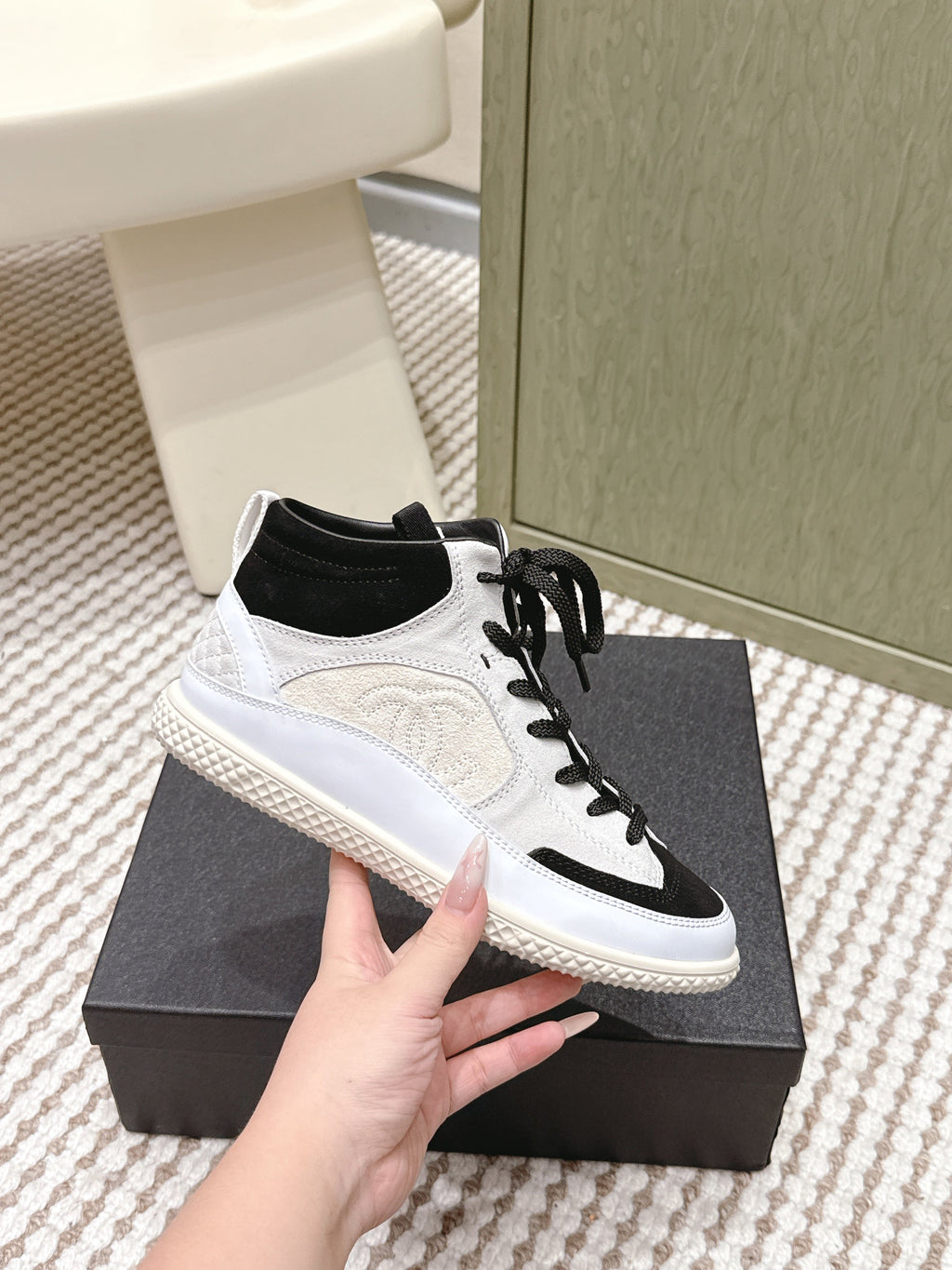 CHANEL 25S HIGH-TOP SNEAKERS IN BLACK AND WHITE CALFSKIN AND SUEDE