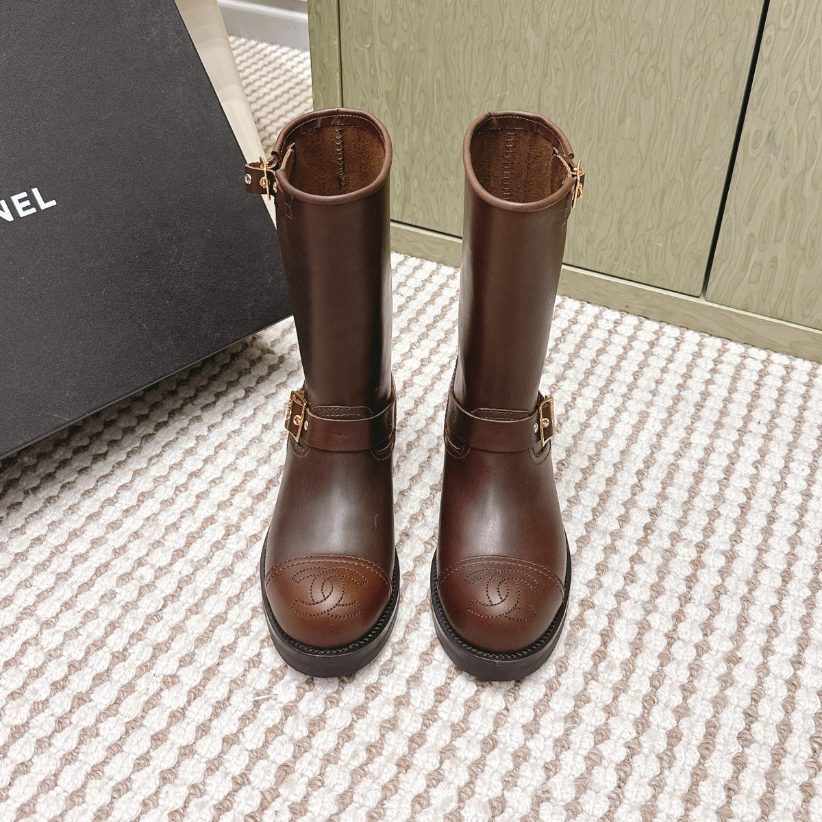CHANEL 25S CALF-HIGH CHELSEA BOOTS IN BROWN CALFSKIN GOLD HARDWARE