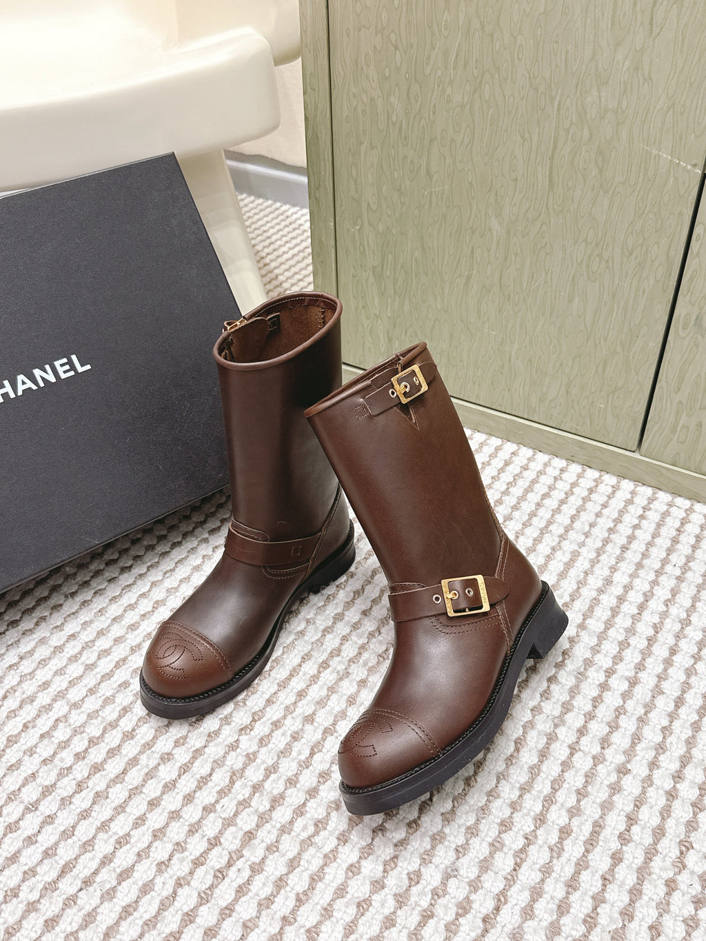 CHANEL 25S CALF-HIGH CHELSEA BOOTS IN BROWN CALFSKIN GOLD HARDWARE
