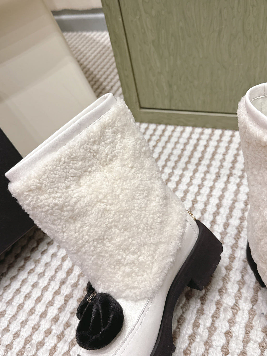 CHANEL 25S ANKLE BOOTS IN WHITE SHEARLING LAMBSKIN AND BLACK PATENT CALFSKIN