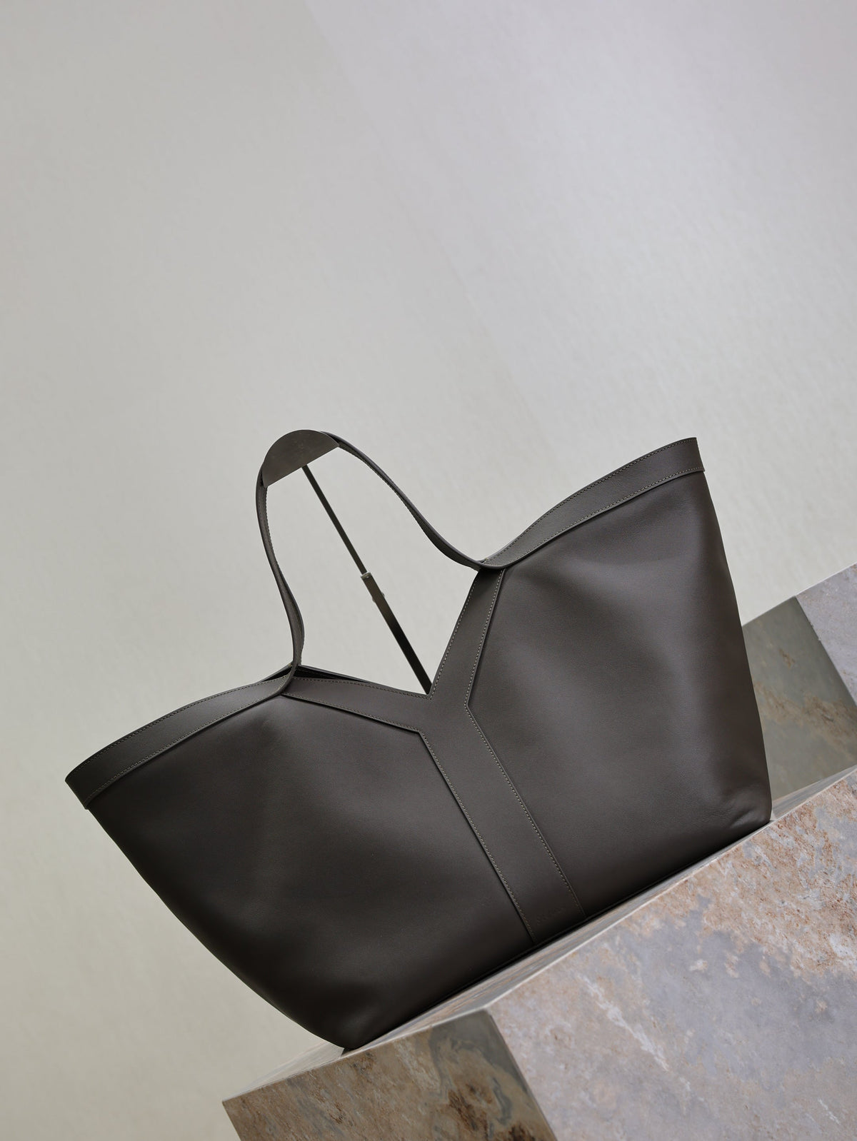 YSL 25S Y MAXI TOTE 50 IN MUTED CHARCOAL CALFSKIN GOLD HARDWRE