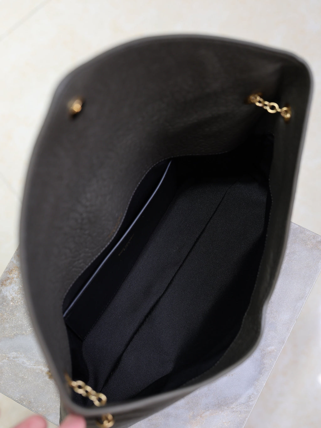 YSL 25S CASSANDRE ENVELOPE MESSENGER 35 IN LIGHT MUSK LAMBSKIN GOLD HARDWRE