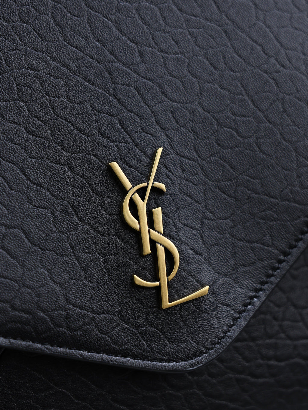 YSL 25S CASSANDRE ENVELOPE MESSENGER 35 IN BLACK LAMBSKIN GOLD HARDWARE
