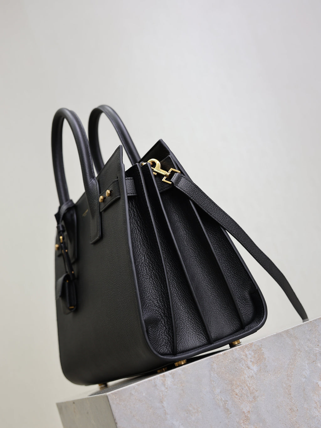 YSL 25S SAC DE JOUR GM 32 IN BLACK SUPPLE GRAINED CALFSKIN GOLD HARDWRE