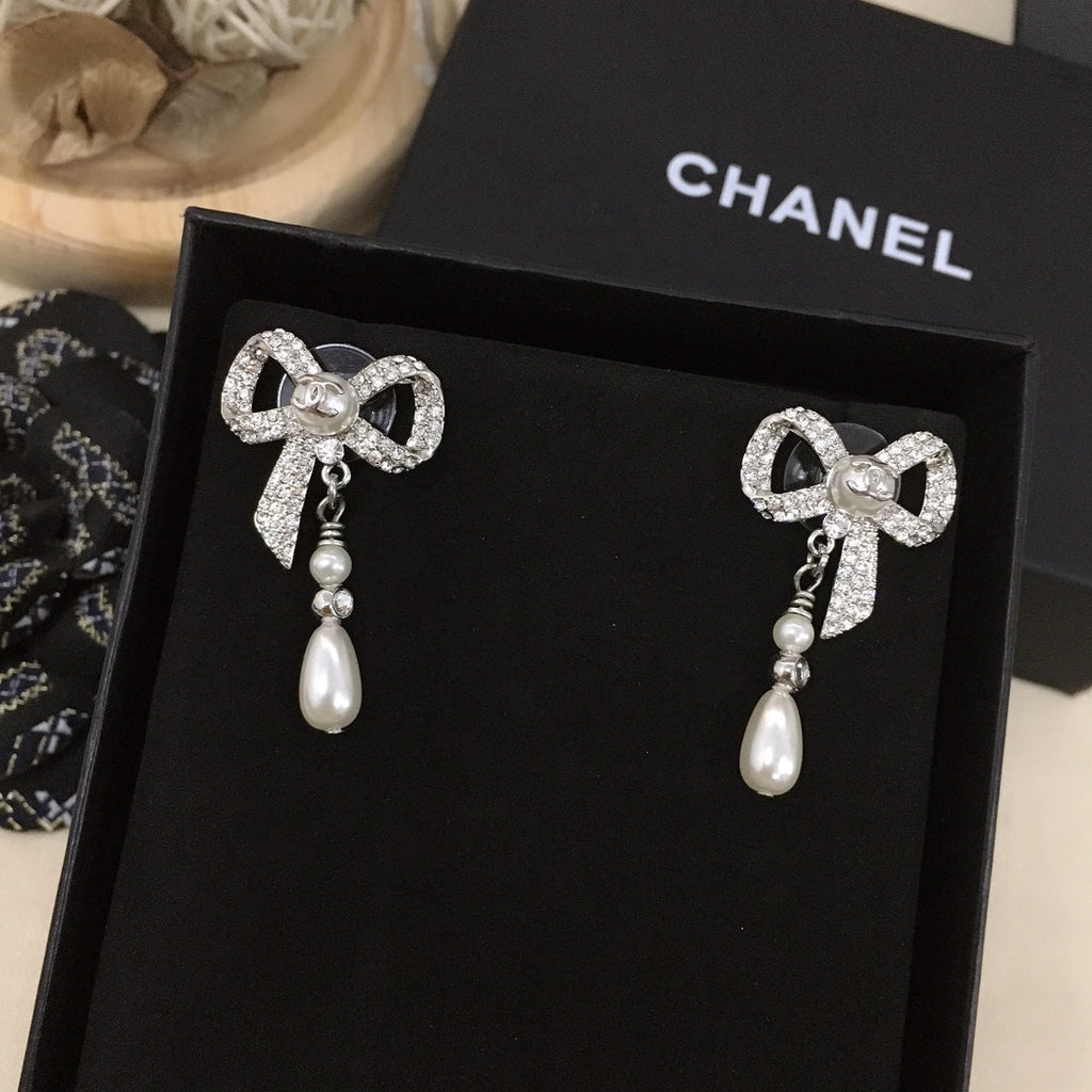 18K  Chanel Bow Tie Diamonds Earrings