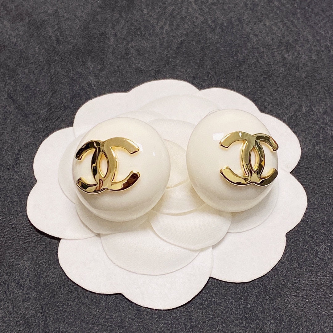18K  Chanel Pearl Round Earrings