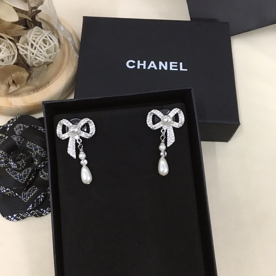 18K  Chanel Bow Tie Diamonds Earrings