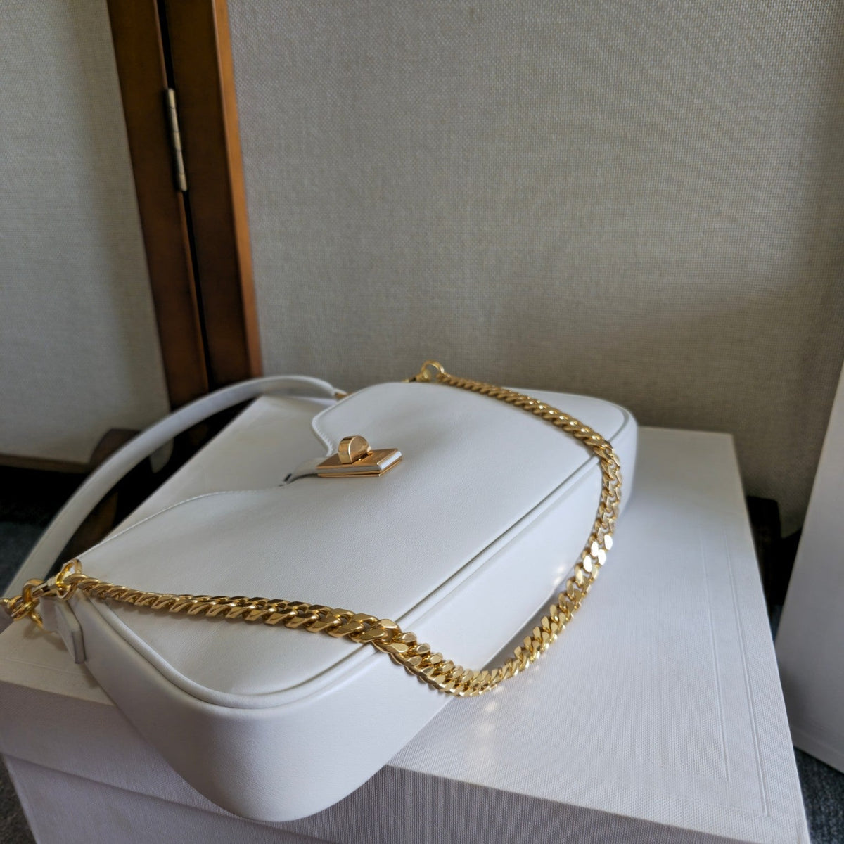 CELINE 25S SHOULDER CAMILLE 16 SOFT 27MM IN WHITE CALFSKIN GOLD HARDWARE