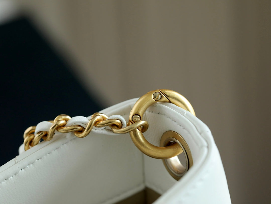 CHANEL 25S HOBO BAG 19.5 CM IN WHITE CALFSKIN WITH GOLD HARDWARE