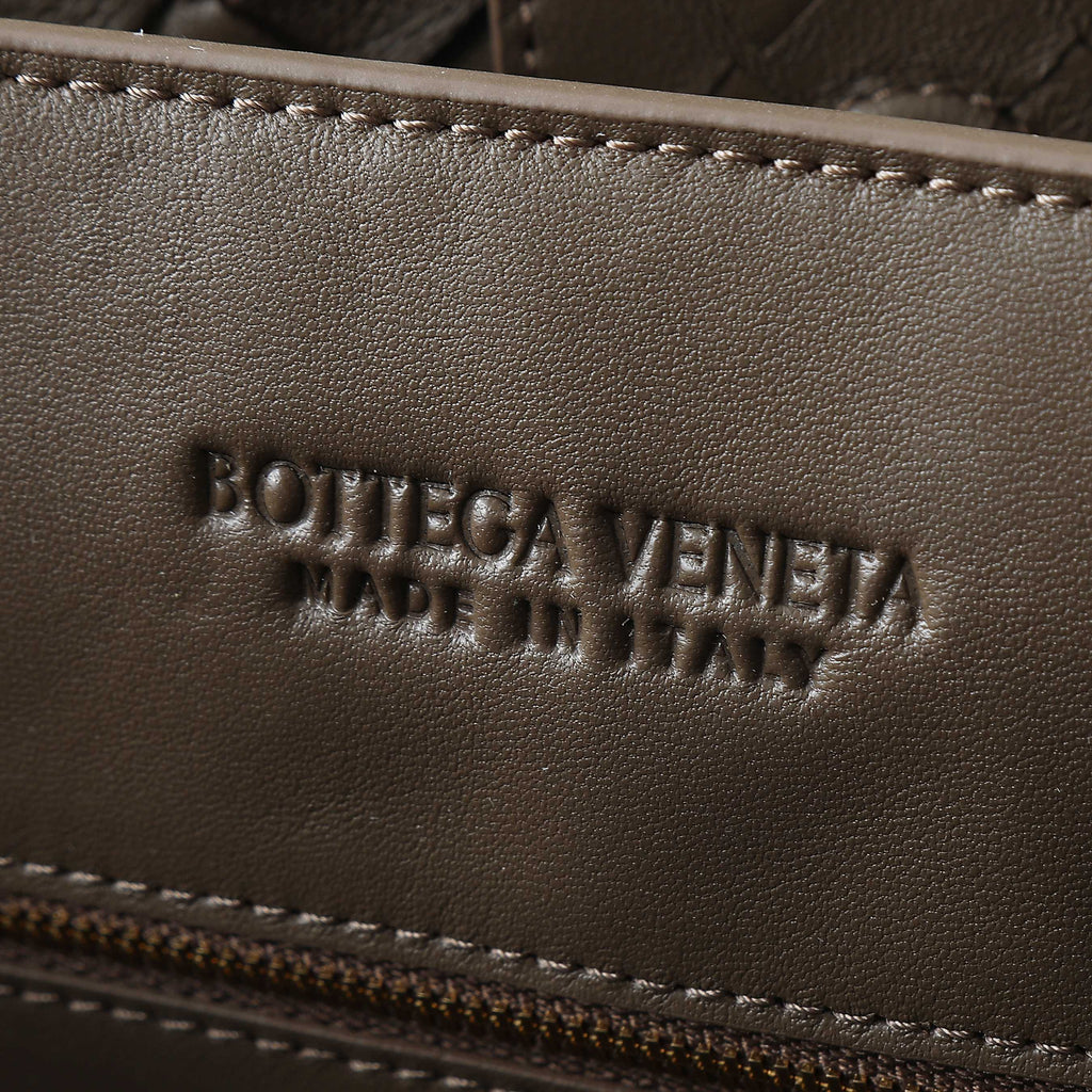 BOTTEGA VENETA 25S LARGE ANDIAMO 42 IN DARK BROWN CALFSKIN GOLD HARDWARE