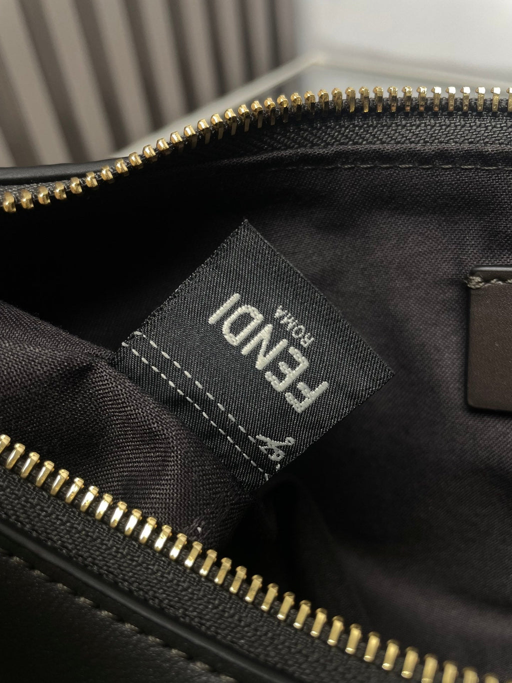 FENDIGRAPHY MEDIUM 29 IN BLACK SMOOTH LAMBSKIN GOLD HARDWARE