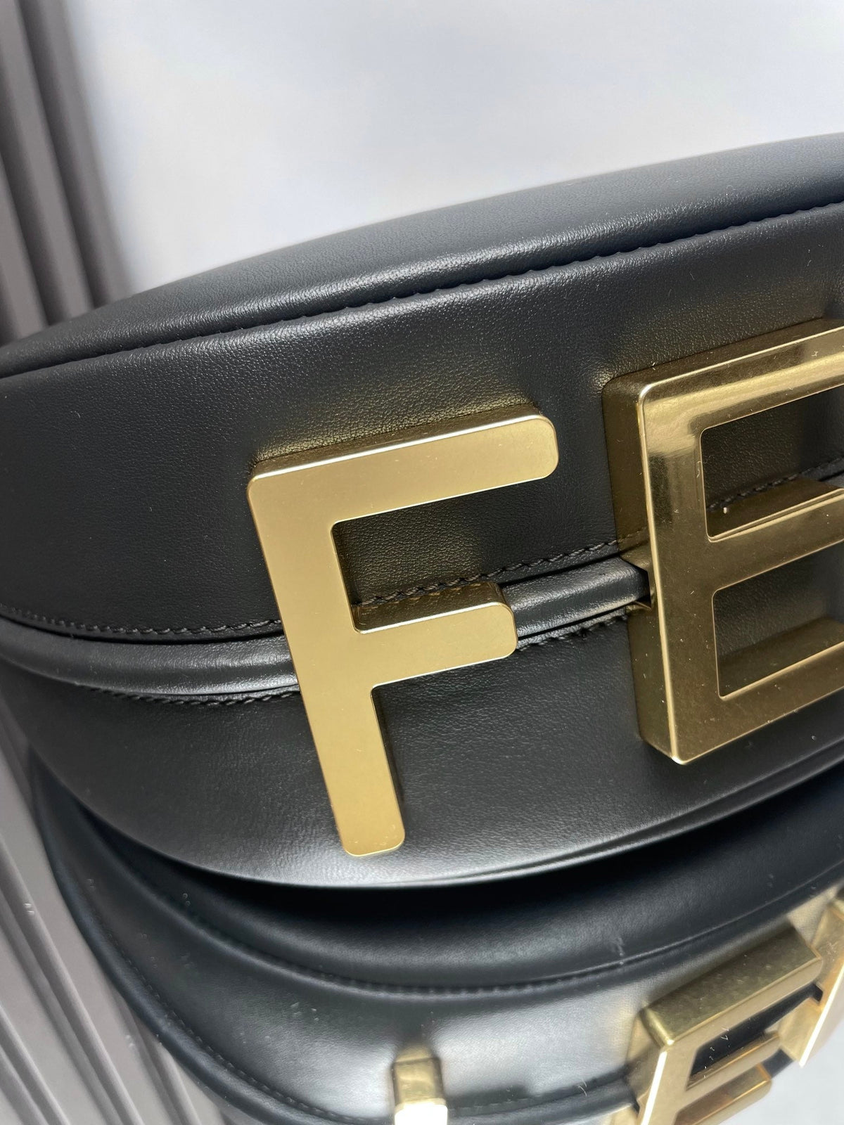 FENDIGRAPHY MEDIUM 29 IN BLACK SMOOTH LAMBSKIN GOLD HARDWARE