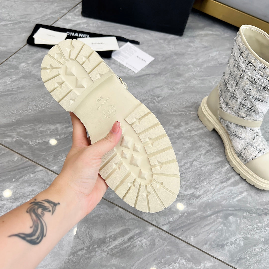 CHANEL 25S MID-CALF BOOTS 45MM IN BEIGE CALFSKIN AND WHITE TWEED GOLD HARDWRE