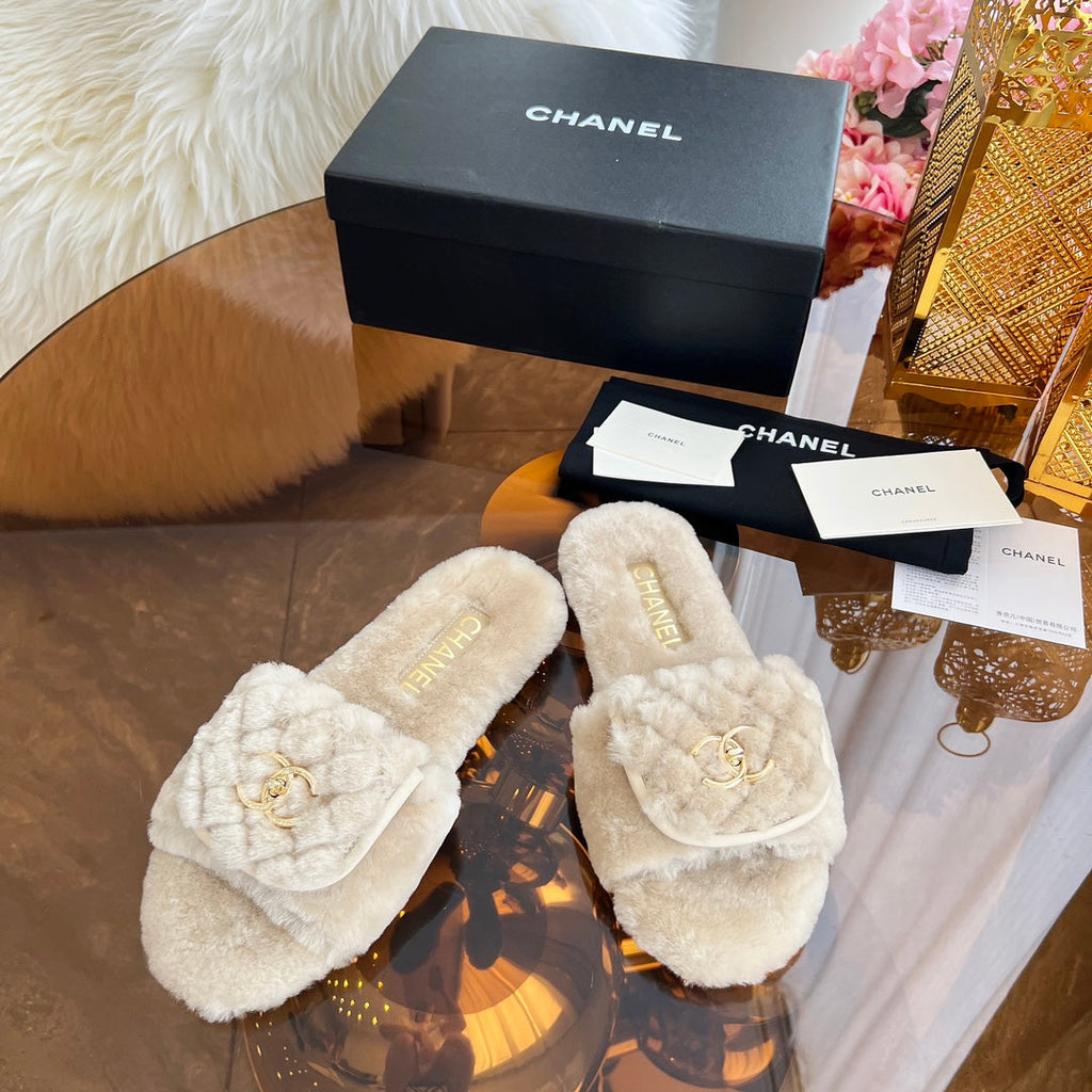 CHANEL 25S FUR SLIPPERS IN LIGHT BEIGE LOGO GOLD HARDWRE