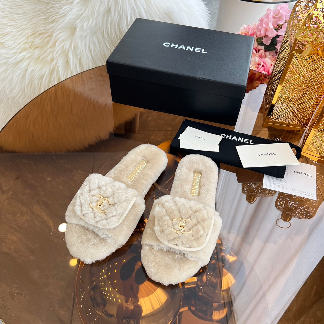 CHANEL 25S FUR SLIPPERS IN LIGHT BEIGE LOGO GOLD HARDWRE
