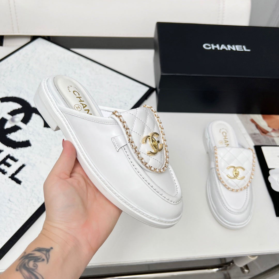 CHANEL 25S MULES WITH CHAIN DETAIL IN WHITE CALFSKIN GOLD HARDWRE