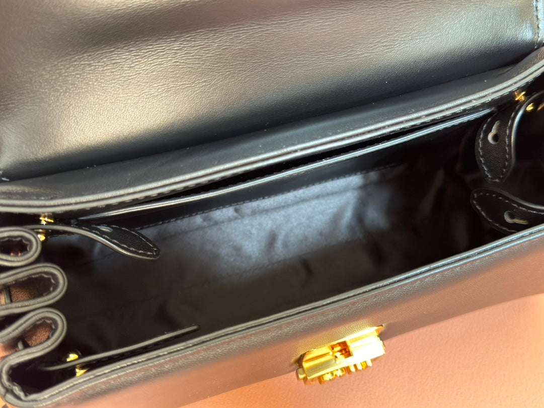 CHAIN SHOULDER BAG 24 IN BLACK PATENT SMOOTH CALFSKIN