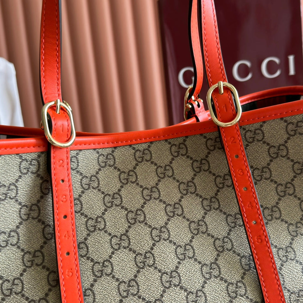 GUCCI 25S EMBLEM LARGE BAG 38 IN BEIGE AND BLACK CALFSKIN