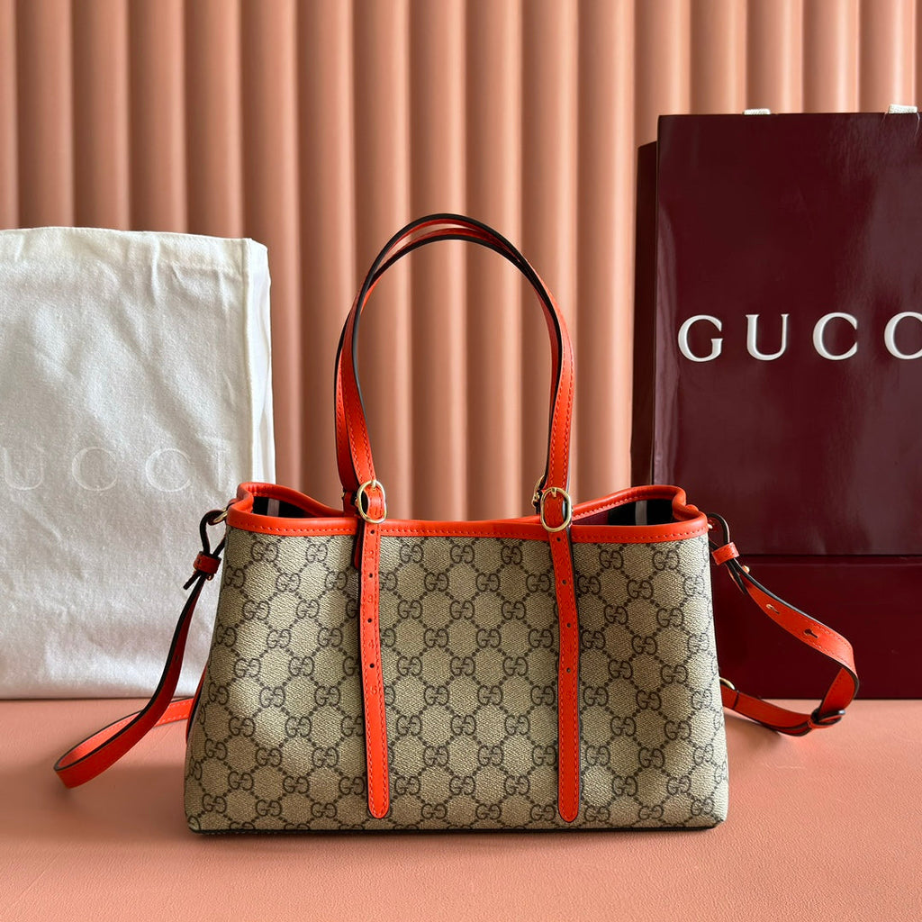 GUCCI 25S EMBLEM MEDIUM BAG 30 IN BEIGE AND BLACK CALFSKIN