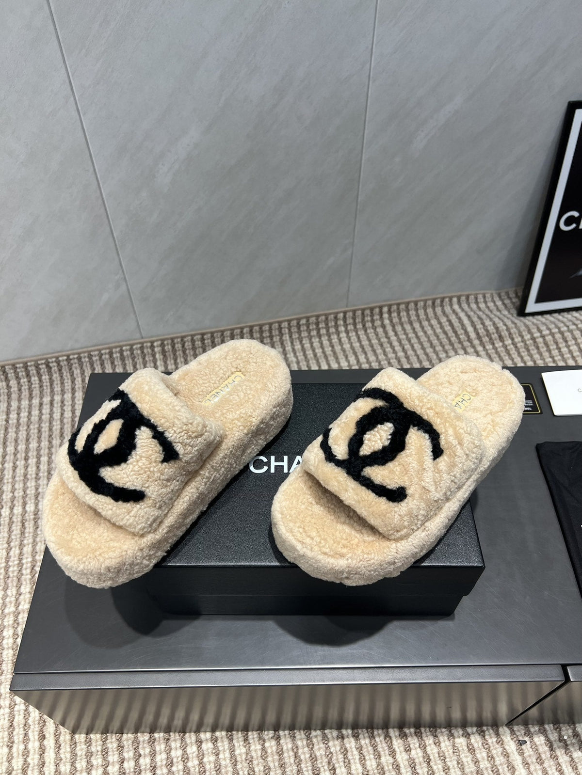 CHANEL 25S SLIPPERS THICK SOLED WITH EMBROIDERED LOGO IN BEIGE FUR