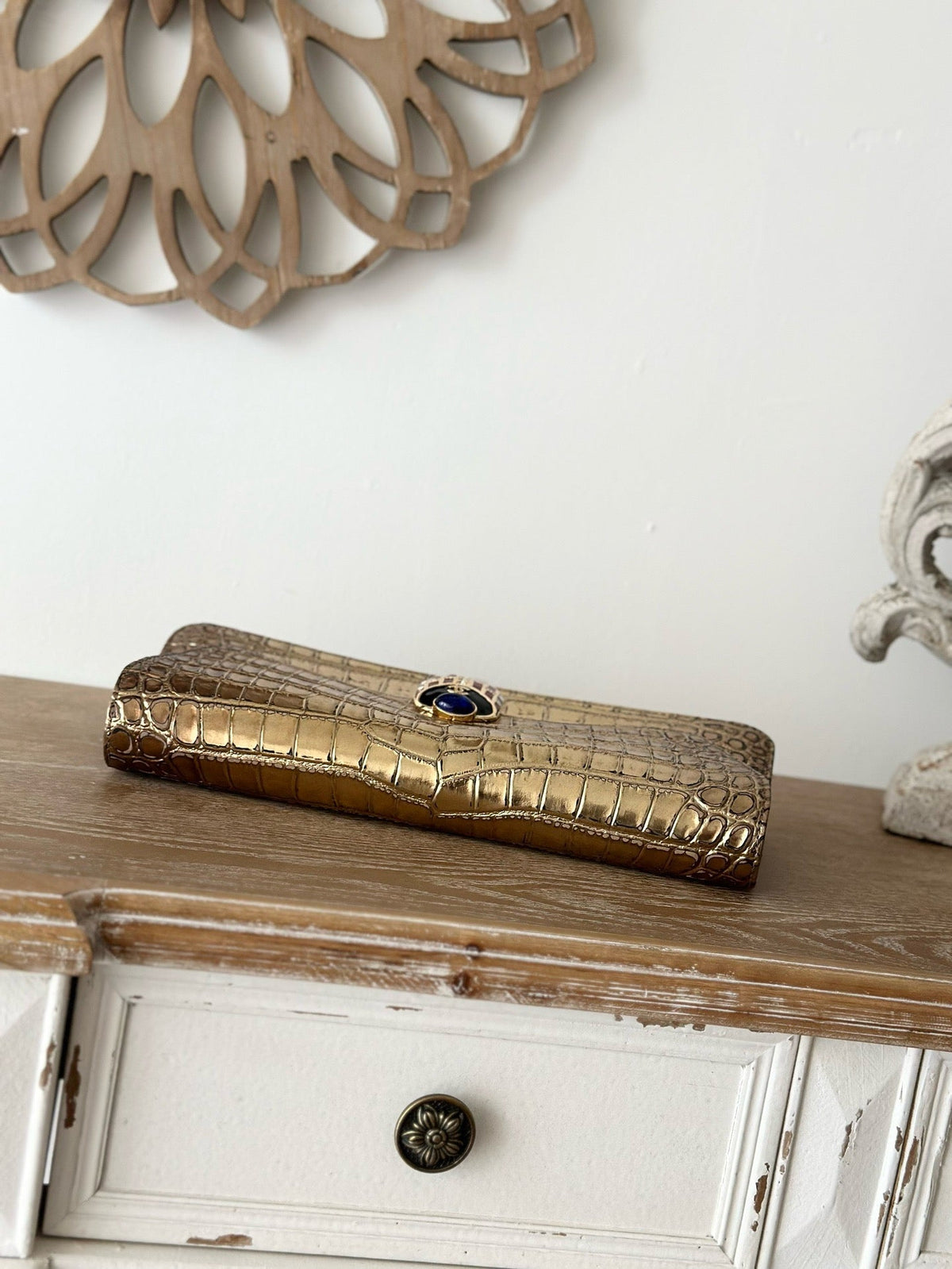 CHANEL 25S CLUTCH 30 IN METALLIC GOLD CROCODILE-EMBOSSED CALFSKIN