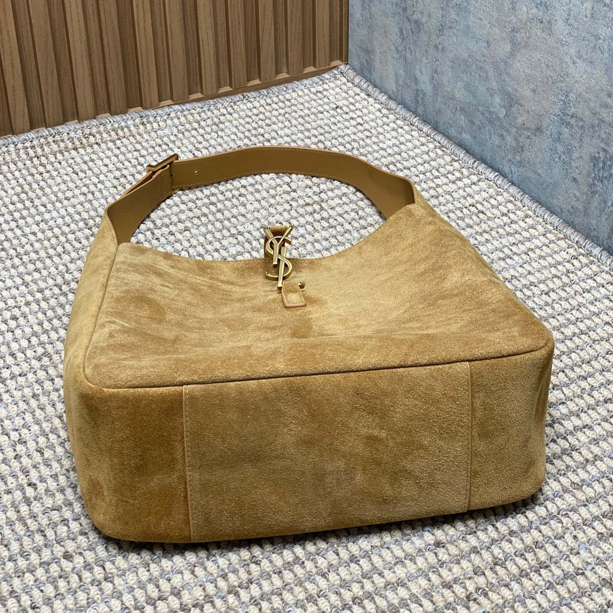 LE 5 À 7 SUPPLE BAG 31 IN PEANUT BROWN SUEDE