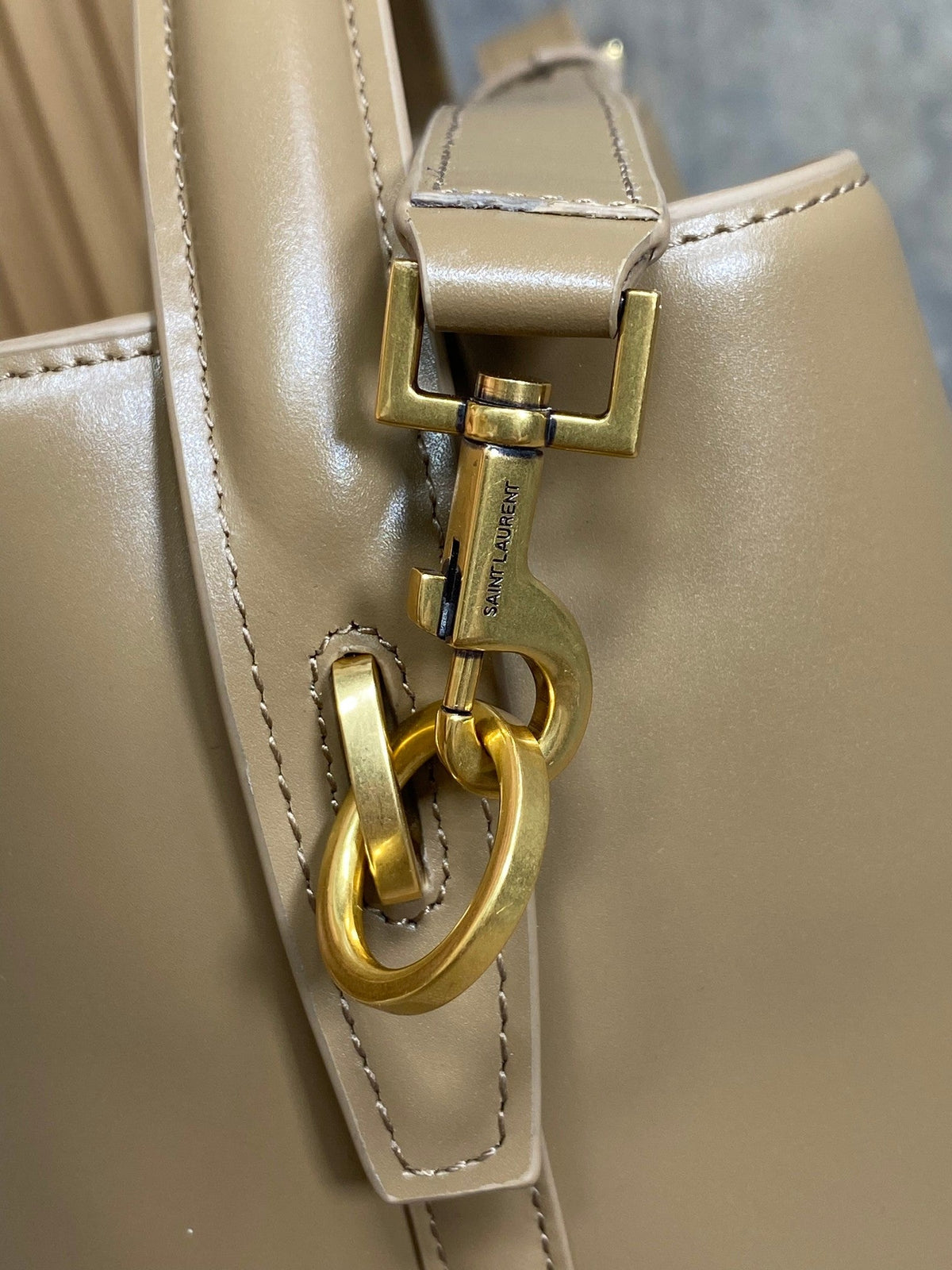 LE 37 MEDIUM BUCKET BAG 25 IN CEDAR BROWN CALFSKIN GOLD HARDWARE