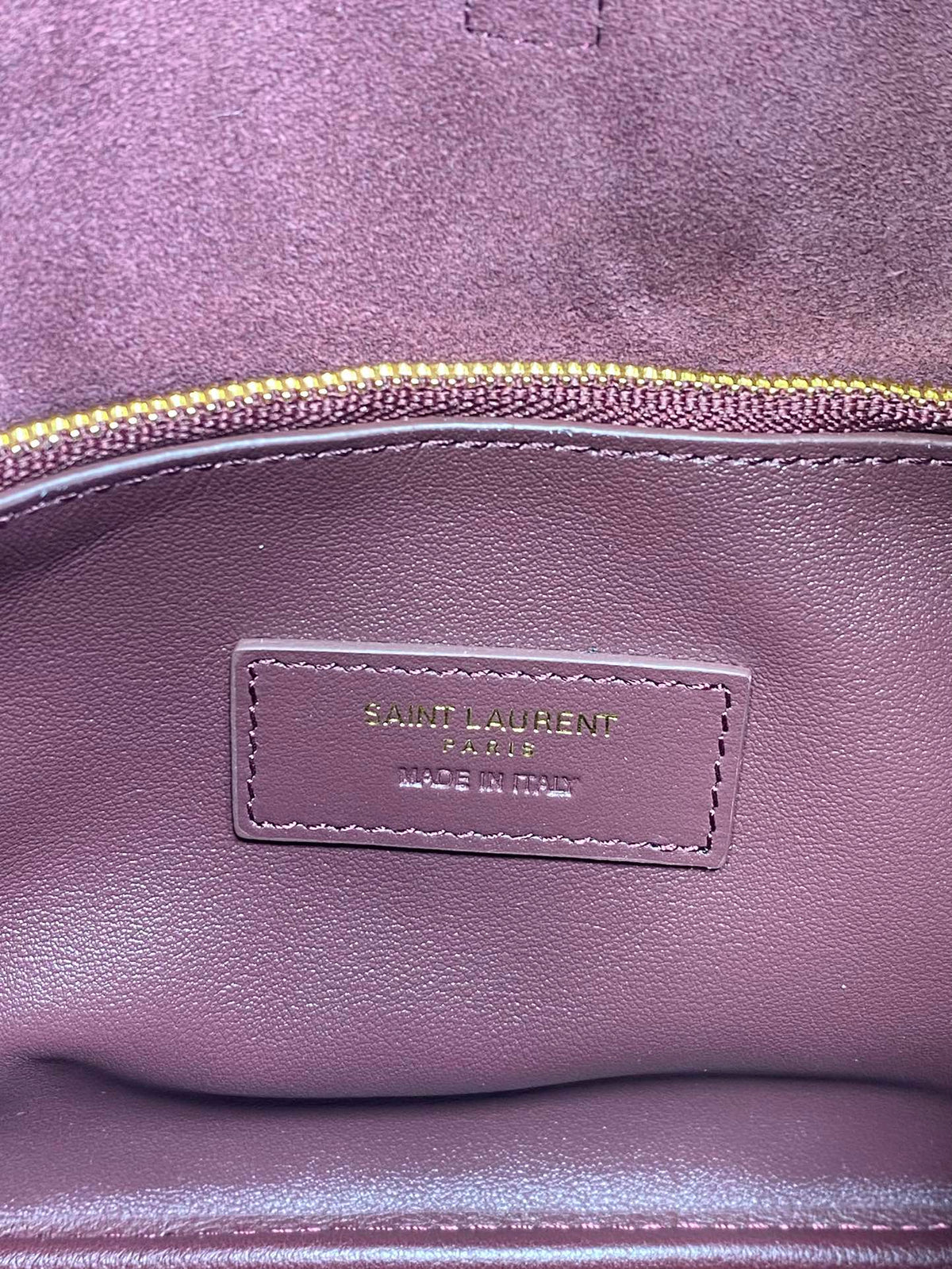 LE 5 À 7 SMALL SUPPLE 22 IN GRAPE PURPLE CALFSKIN GOLD BUCKLE