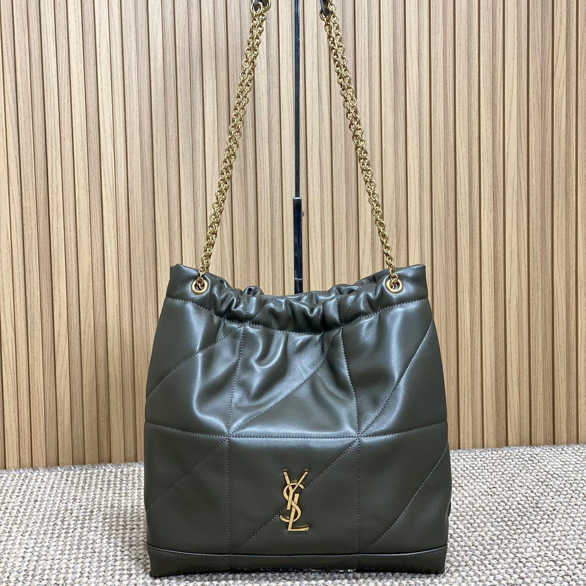 DRAWSTRING CHAIN STRAP SHOULDER BAG 39 IN DARK GREEN QUILTED CALFSKIN