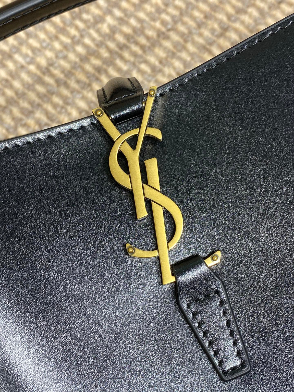 LE 37 SMALL BUCKET BAG 20 IN BLACK CALFSKIN GOLD HARDWARE